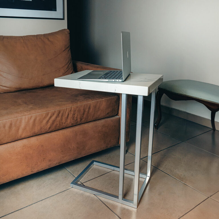 Mesa De Arrime Rectangular Tapa Dekton Natura Con Regrueso de 4 cm y Base Cromada