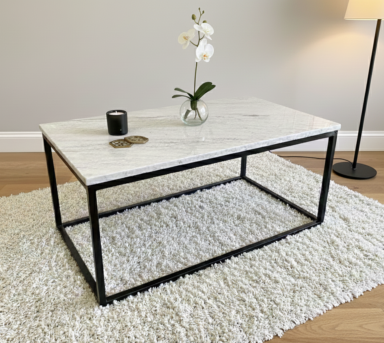 Mesa Ratona Rectangular Con Tapa De Mármol Carrara y Base de Hierro Negra. Tiempo de fabricación 15 días aprox.