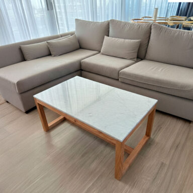 Mesa Ratona Rectangular Con Tapa de Silestone Blanco Zeus y Patas De Madera Paraíso. Tiempo de fabricación 15 días aprox.