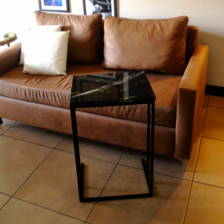Mesa de Arrime Rectangular Con Tapa Negro Marquina y Base De Hierro. Tiempo de fabricación 15 días aprox.
