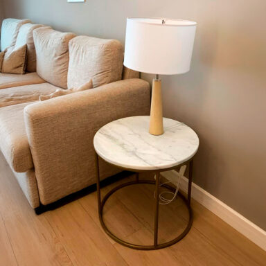 Mesa Ratona Redonda de Mármol Carrara, Base Circular Bronce Pintada a Fuego.