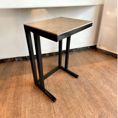 Mesa de Arrime Dekton Vera de 8mm de Espesor y Base de Madera Laqueada.