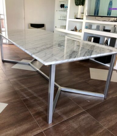 Mesa de Comedor con Tapa de Mármol Carrara, Base Cruz de Hierro Gris