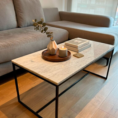 Mesa ratona de Mármol Carrara, base de hierro negro pintado a fuego