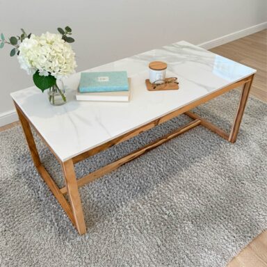 Mesa ratona de Neolith Calacatta, base de madera petiribi