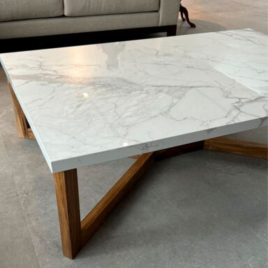Alternative view of Mesa ratona de Suprastone Mescu White, con base Trineo de madera petir