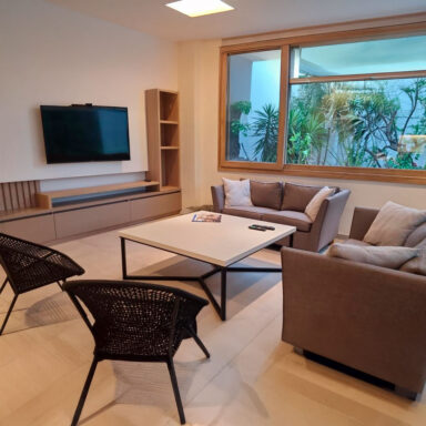 Mesa ratona de Suprastone Mescu White, con base Trineo de madera petiribi