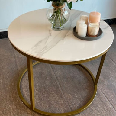 Mesa ratona redonda Dekton Natura, base de hierro dorado pintado a fuego