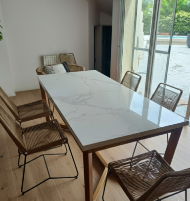 Mesa de Comedor con Tapa de Dekton Natura, Base Cruz de Madera Petiribí